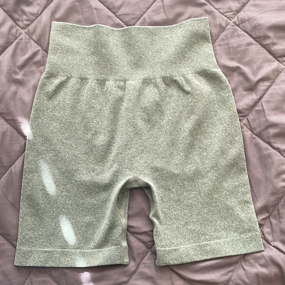 Women’s high waisted workout shorts - Picture 2 of 2